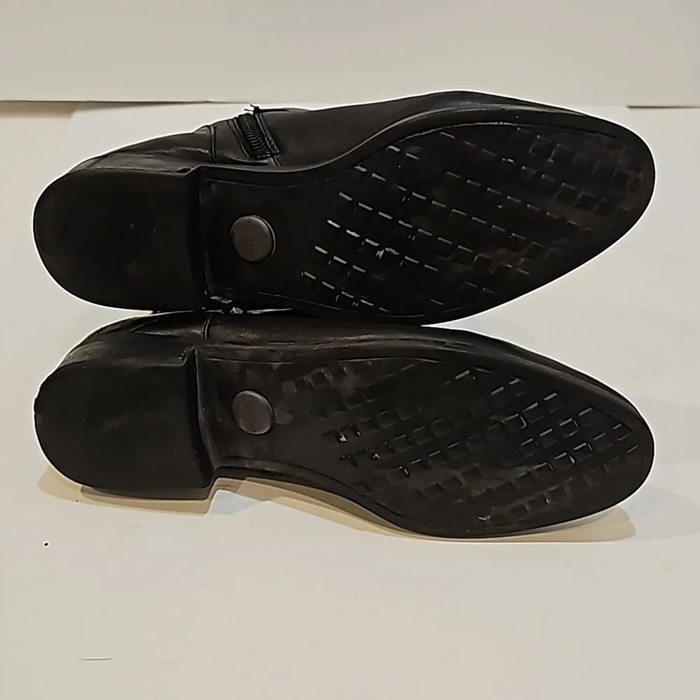 Mee too, Black Kknee Hgh leather boots low heel round toe size 9.5M